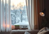 Prześwity przy zasłonach a chłód od okna: jak wykryć przyczyny i skutecznie poprawić izolację wnętrza