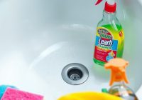 Szybkie sprzątanie zlewu kuchennego: skuteczne metody usuwania zabrudzeń i zapobieganie zatorom