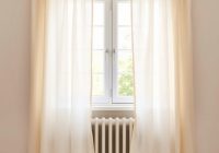 Firany i zasłony przy grzejniku pod oknem – jak dobrać materiały i ułożyć je, by nie tracić ciepła i zachować estetykę wnętrza